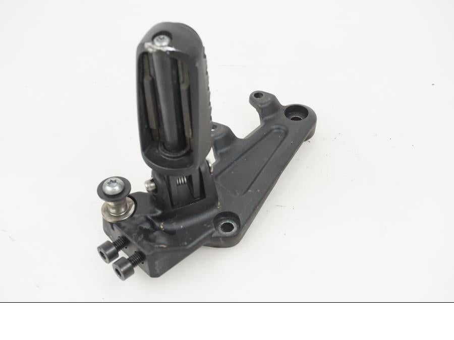 Snett uppifrån på Fotpinnefäste från en H-D Adventure Pan America Special RA1250S -2021 motorcykel.