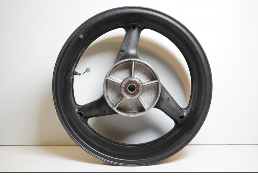 Framsidan på Fälg från en Honda CB 900 F Hornet -2002 motorcykel.