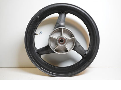 Framsidan på Fälg från en Honda CB 900 F Hornet -2002 motorcykel.