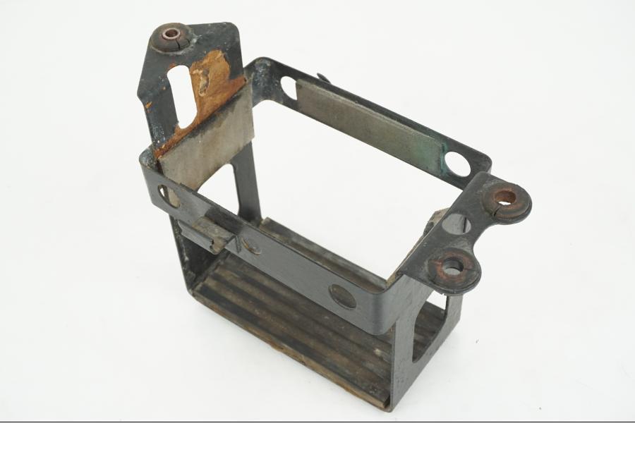 Framsidan på Batterihållare från en Suzuki GS 1000 -1978 motorcykel.