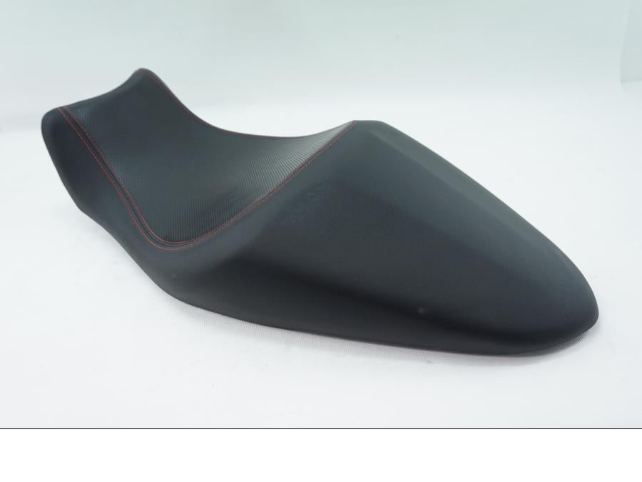 Höger sida på Sadel från en Ducati Monster 1200 -2016 motorcykel.