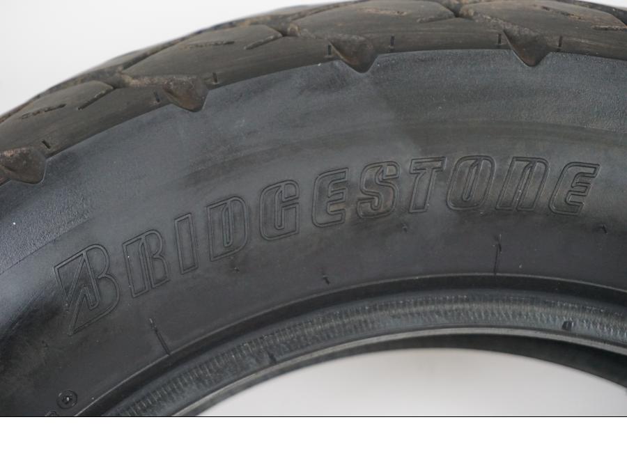 Baksidan på <p>Begagnad däck av märket Bridgestone och modell Exedra G546.</p>

<p>Dimension 170/80-15 M/C 77S. </p>

<p>Mönsterdjup ca: 4,00mm.</p>

<p>Mönsterdjup yttre kanter ca: 5,40mm.</p>

<p>Tillv: Vecka 44 år 2014.</p> moped.