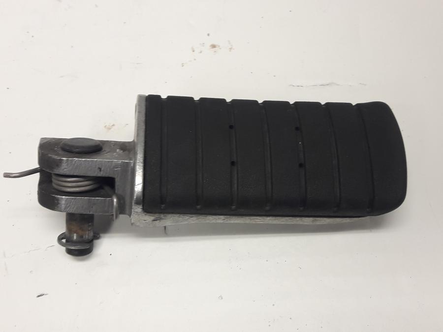 Framsidan på Fotpinne från en Triumph Tiger -1999 motorcykel.