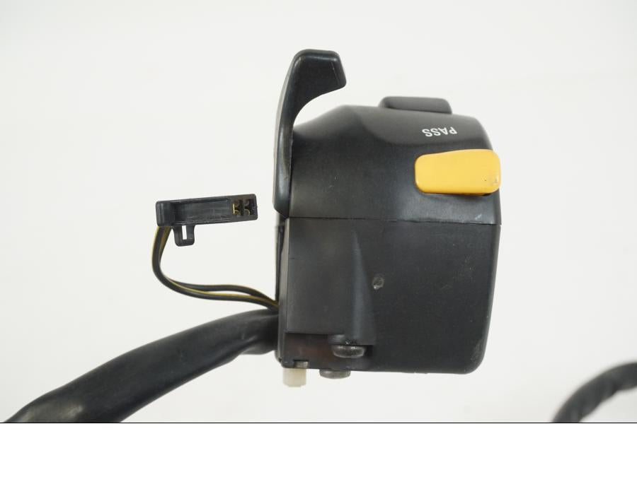 Snett uppifrån på Styrelreglage från en Suzuki GSX-R 750 -2001 motorcykel.