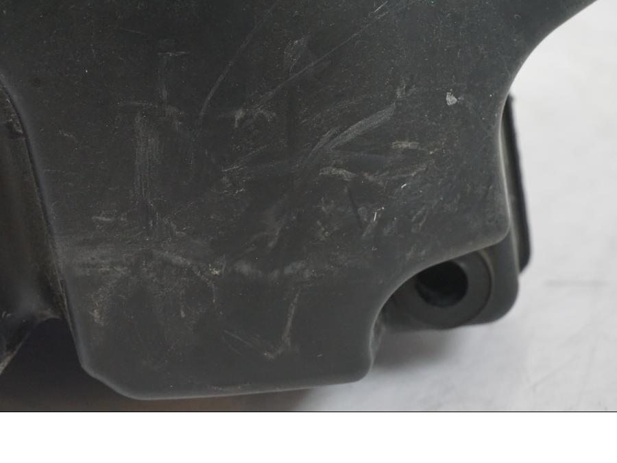 Snett nerifrån på Luftburk från en Suzuki VZR 1800 -2009 motorcykel.