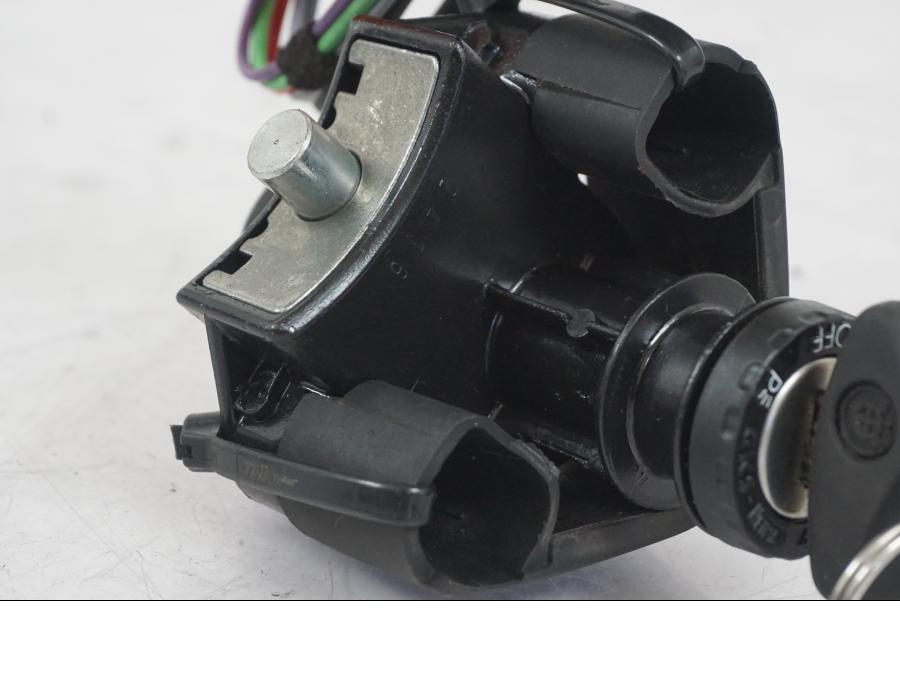 Extrabild4 på <p>Låssats från BMW K 1200 RS 1998.</p>

<p>Tändningslås, 1st nyckel, tanklock och sadellås.</p> motorcykel.