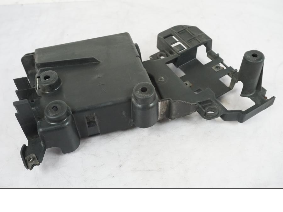 Snett nerifrån på Batterihållare från en Yamaha XVS 1100 -2004 motorcykel.