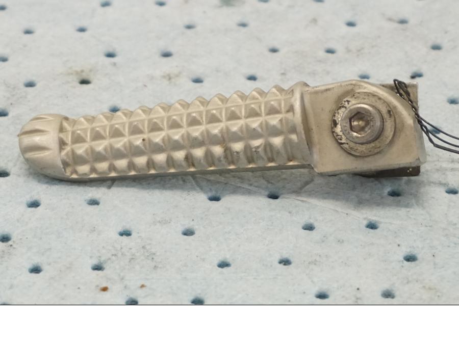 Framsidan på Fotpinne från en Yamaha YZF 1000 R1 -2001 motorcykel.