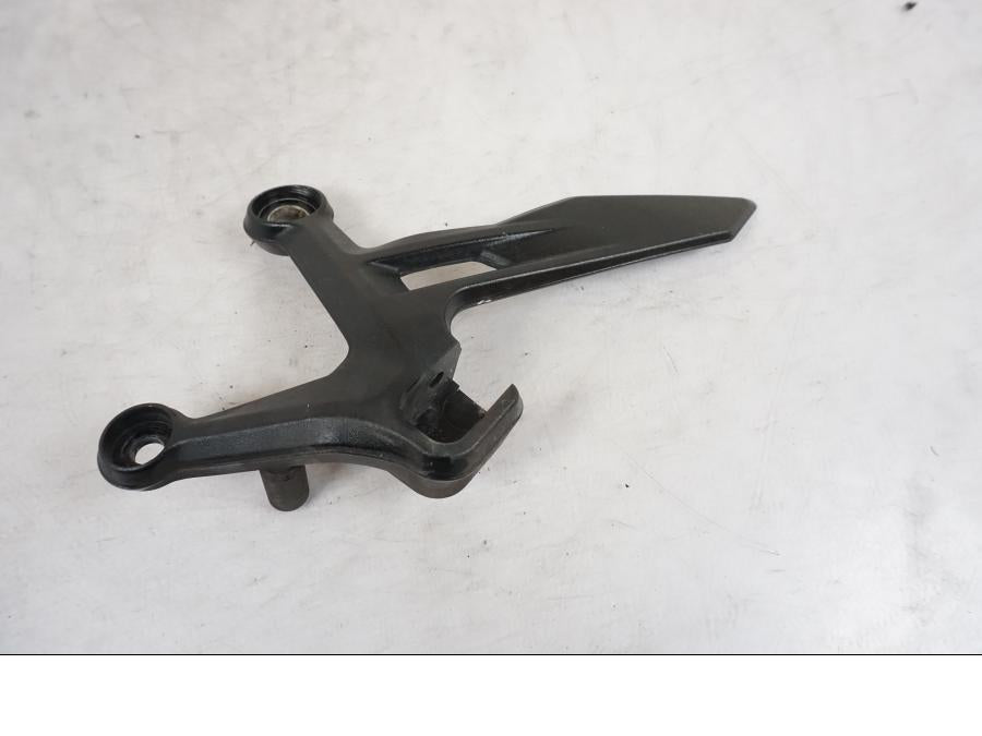 Framsidan på Fotpinnefäste från en KTM 790 Duke -2018 motorcykel.