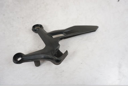 Framsidan på Fotpinnefäste från en KTM 790 Duke -2018 motorcykel.