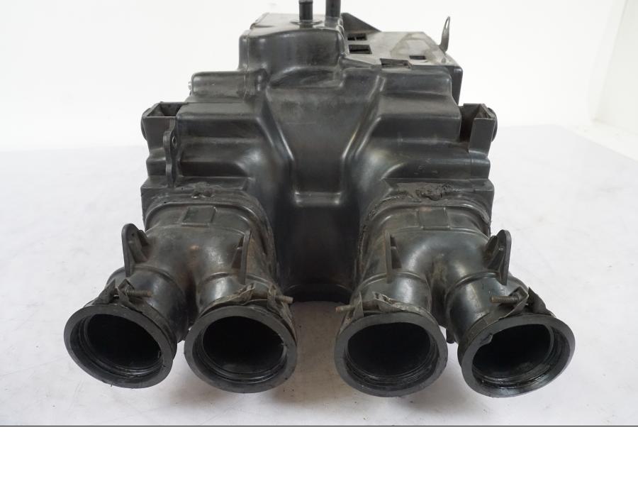 Vänster sida på Luftburk från en Honda CB 750 -1996 motorcykel.