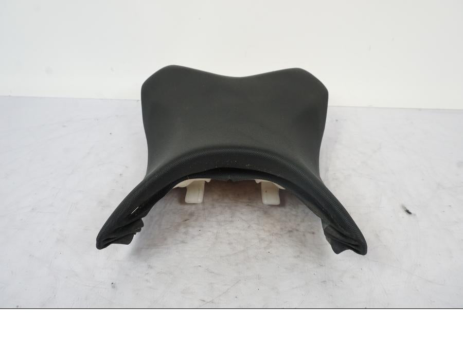 Snett uppifrån på Sadel från en Kawasaki Z 800 -2014 motorcykel.