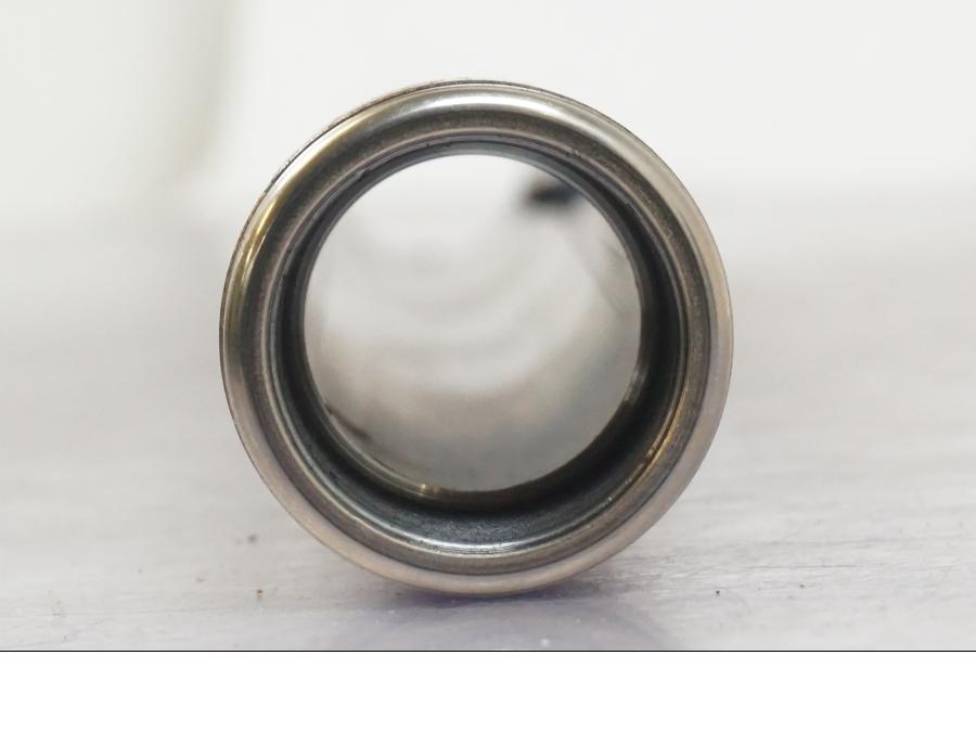 Snett nerifrån på Gaffelben från en Kawasaki ZX-6R -1995 motorcykel.