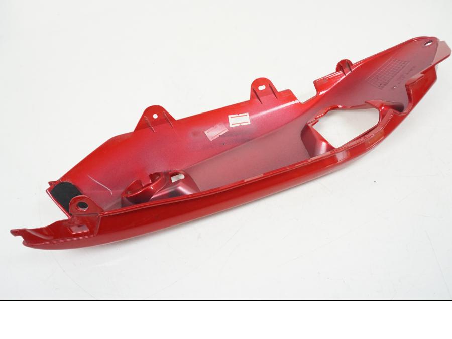 Snett nerifrån på Bakvinge från en Kawasaki ER-6F -2016 motorcykel.