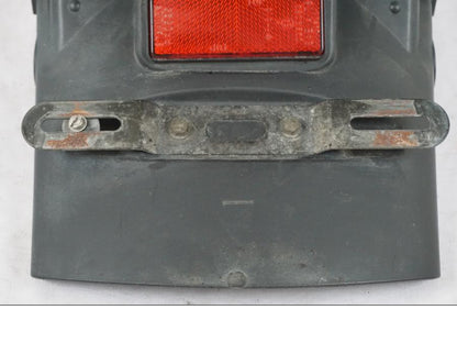 Baksidan på Skylthållare från en Yamaha XVS 1100 -2000 motorcykel.