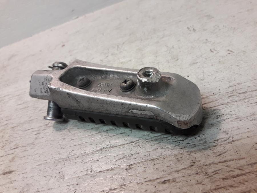 Baksidan på Fotpinne från en Kawasaki GTR 1400 -2012 motorcykel.