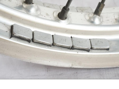 Snett uppifrån på Fälg från en Kawasaki KL 650A -1987 motorcykel.