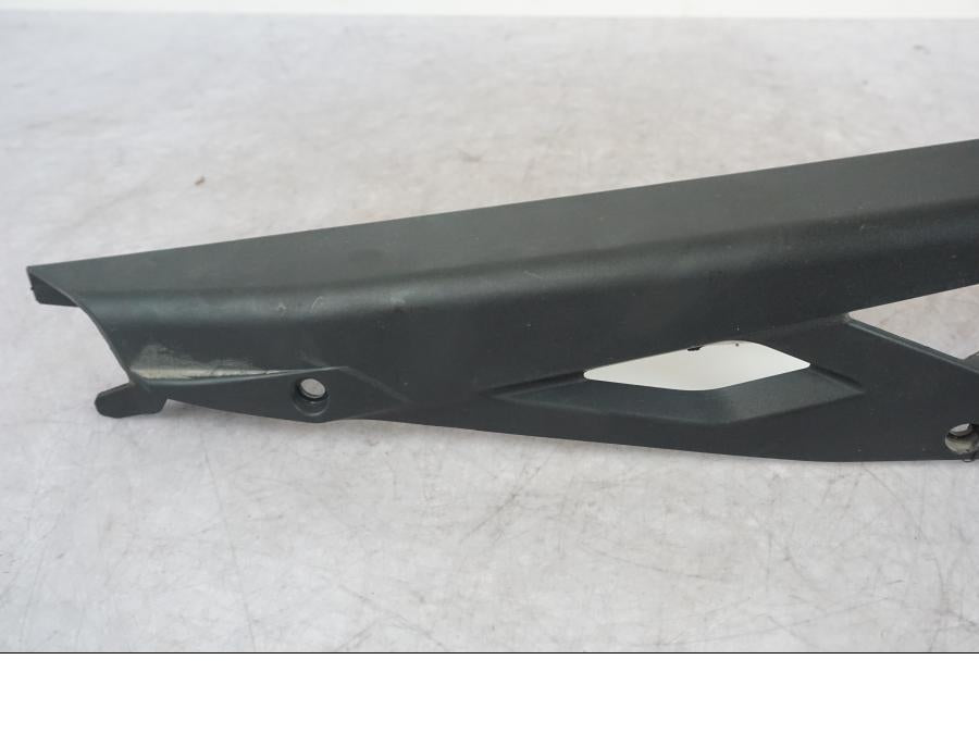 Höger sida på Kedjeskydd från en KTM 1290 Super Adventure S -2022 motorcykel.