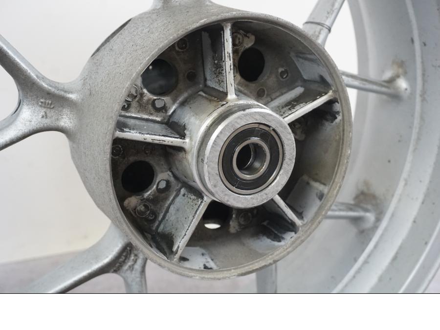 Baksidan på Fälg från en Triumph Tiger -2009 motorcykel.