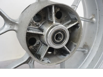 Baksidan på Fälg från en Triumph Tiger -2009 motorcykel.