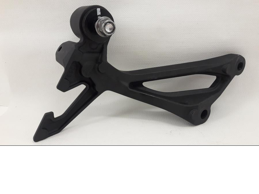 Framsidan på Fotpinnefäste från en Kawasaki Z 900 -2020 motorcykel.