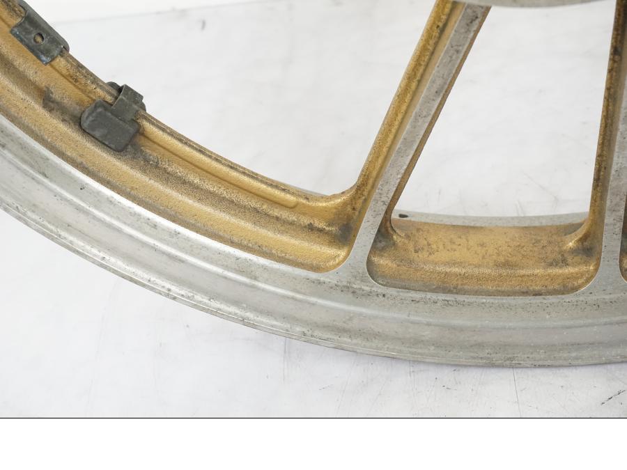 Snett nerifrån på Fälg från en Suzuki GSX 550 EF -1985 motorcykel.