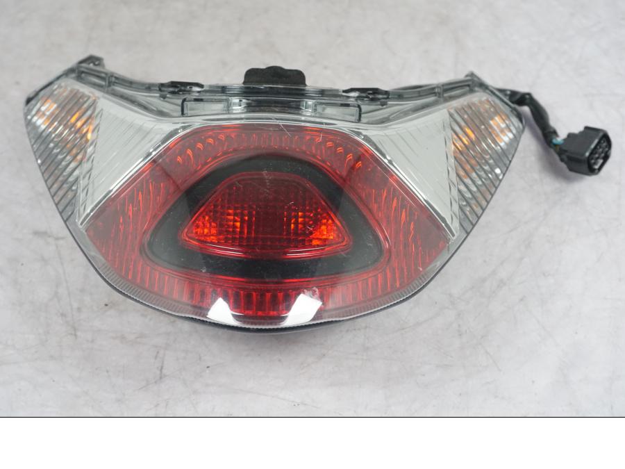 Snett nerifrån på Baklampa från en Honda ANC 125 -2022 scooter.