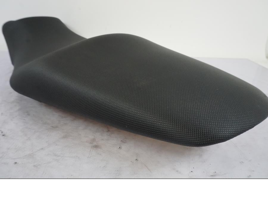 Vänster sida på Sadel från en Kawasaki ER-6F -2010 motorcykel.