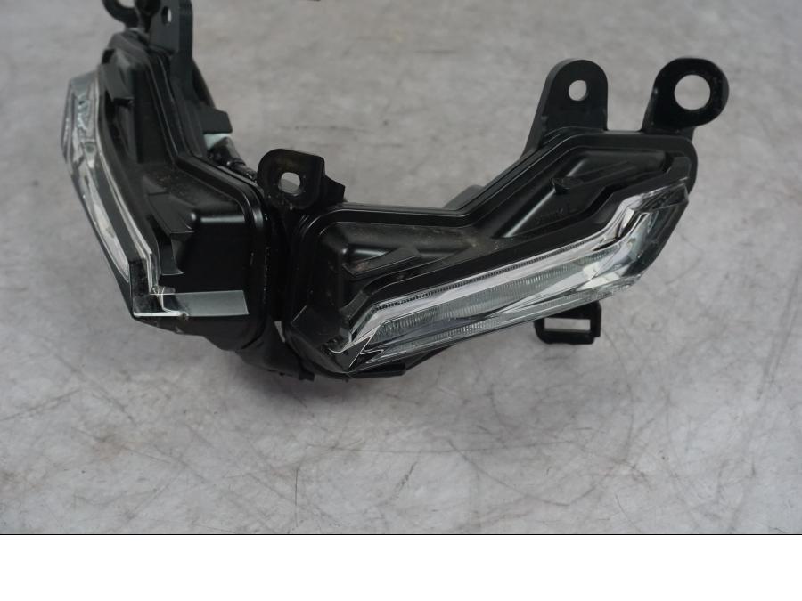 Snett nerifrån på Positionsljus från en Yamaha MT-09 -2024 motorcykel.