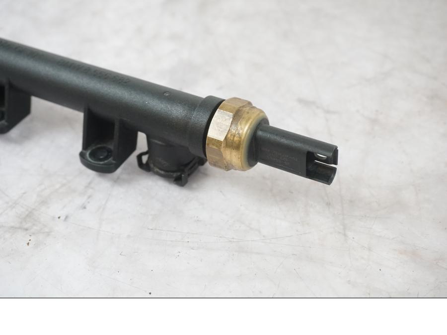 Höger sida på Fuel Rail från en BMW F 800 R -2018 motorcykel.