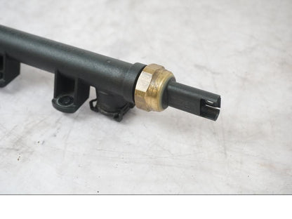 Höger sida på Fuel Rail från en BMW F 800 R -2018 motorcykel.