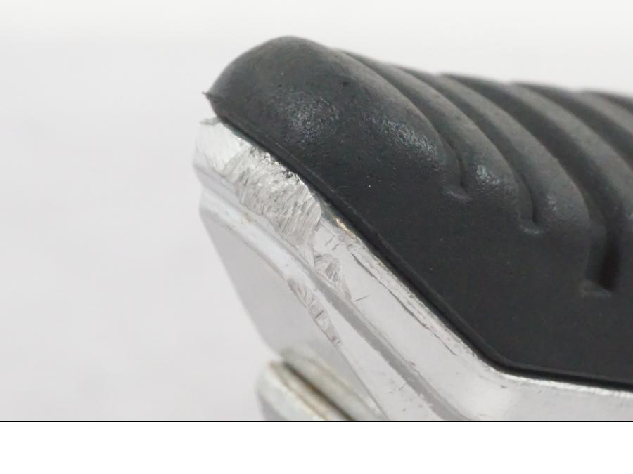 Snett uppifrån på Fotpinne från en Suzuki GSF 1250 -2010 motorcykel.