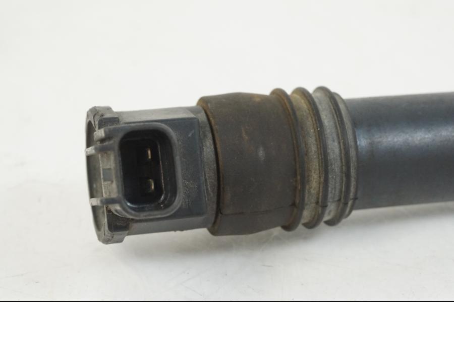 Snett nerifrån på Tändspole från en Suzuki GSX-R 750 -2001 motorcykel.