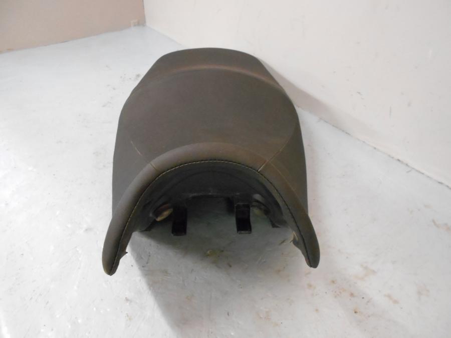 Höger sida på Sadel från en Suzuki DL 650 -2013 motorcykel.