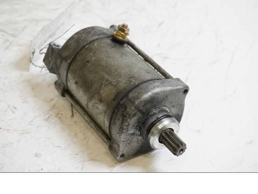 Framsidan på Startmotor från en Honda XRV 750 -1993 motorcykel.