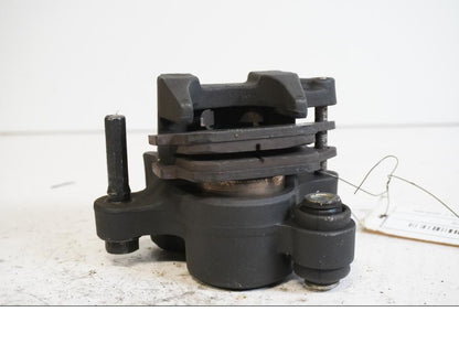 Höger sida på <p>Bromsok bak från Kawasaki Z 800 ABS 2014.</p>

<p>Nissin, ett kolvs ok.</p> motorcykel.