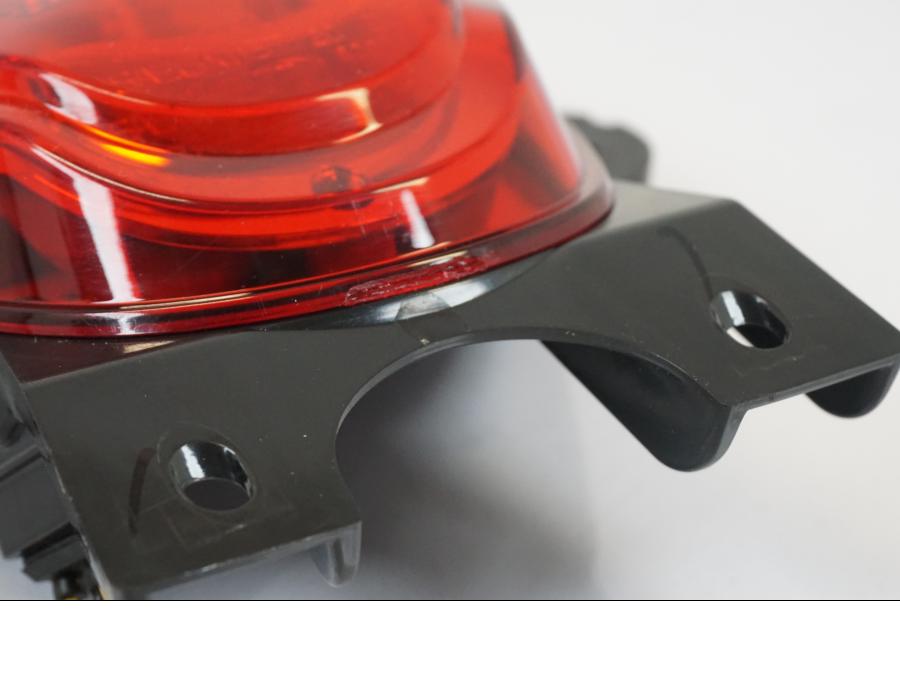 Snett uppifrån på Baklampa från en Triumph Trident -2021 motorcykel.