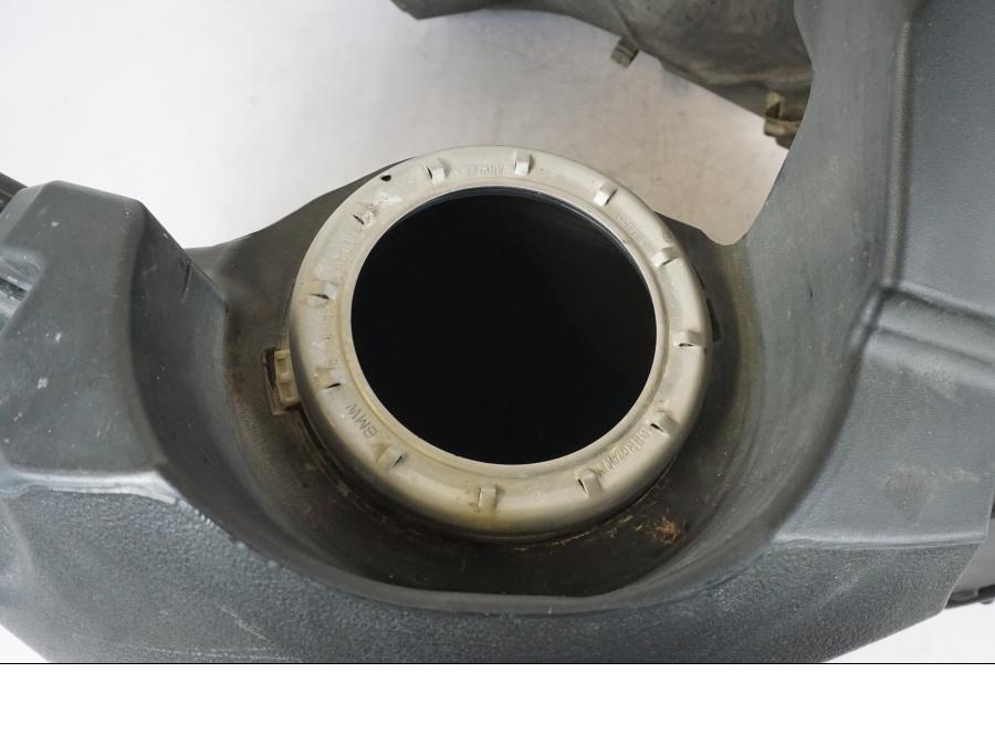 Höger sida på Bensintank från en BMW R 1200 GSA -2012 motorcykel.