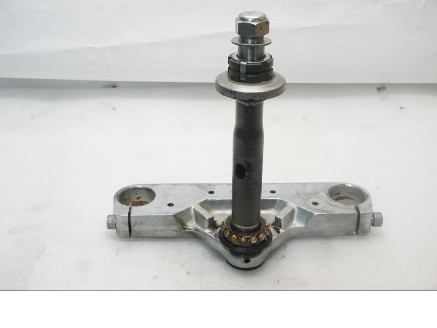 Baksidan på Gaffelkrona från en Yamaha XVS 650 -2000 motorcykel.