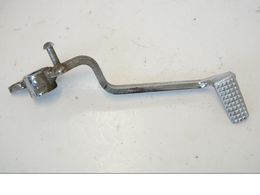 Framsidan på Bromspedal från en Kawasaki ZR-7 -2001 motorcykel.