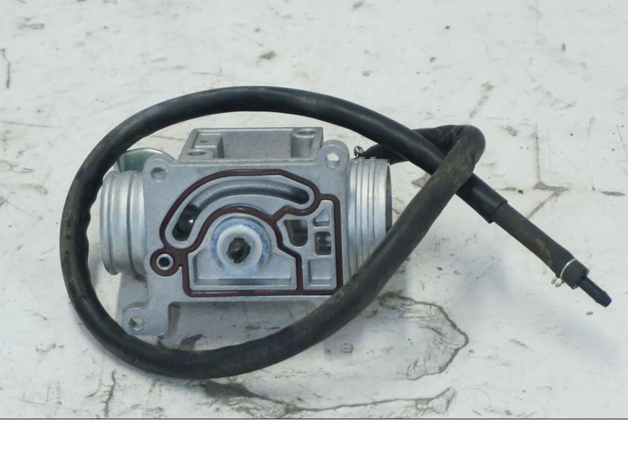 Höger sida på Spjällhus från en Kymco Agility 125 -2019 scooter.