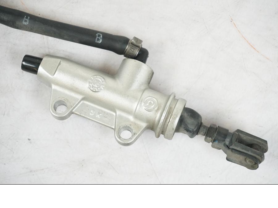 Baksidan på Bromshuvudcylinder från en BMW R 1200 R -2007 motorcykel.