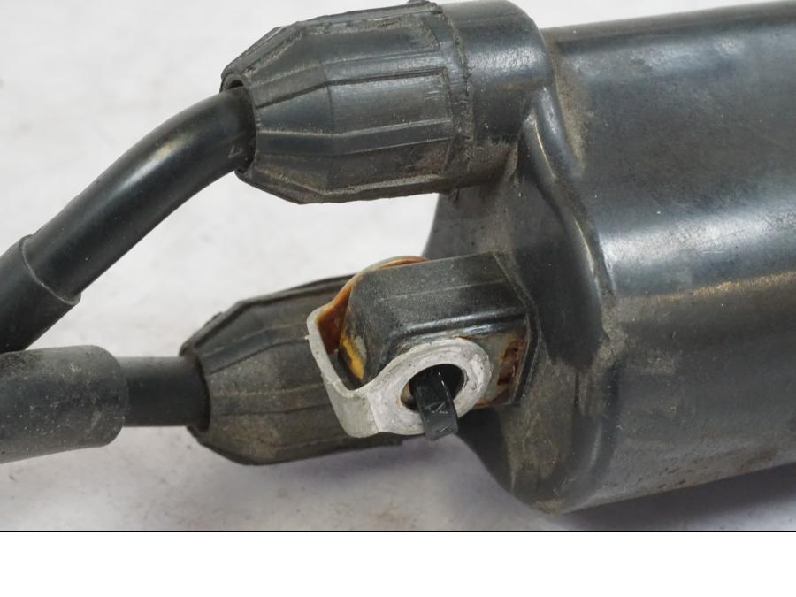 Vänster sida på Tändspole från en Honda CBR 1000 F -1999 motorcykel.