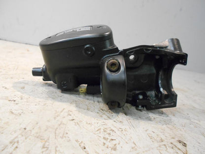 Höger sida på Bromshuvudcylinder från en Triumph Speedmaster -2010 motorcykel.