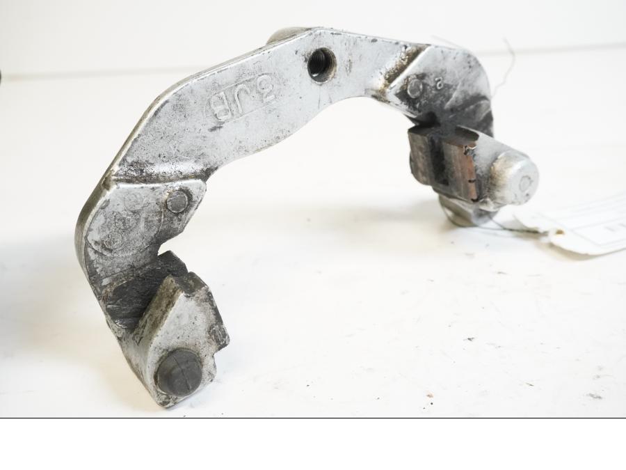 Framsidan på Bromsoksfäste från en Yamaha XVS 650 -1997 motorcykel.