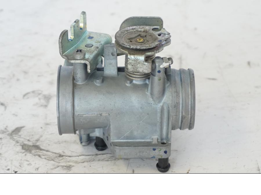 Baksidan på Spjällhus från en Honda SH 300 A -2011 scooter.