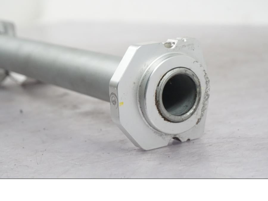 Baksidan på Axel från en Ducati Multistrada V4 -2024 motorcykel.