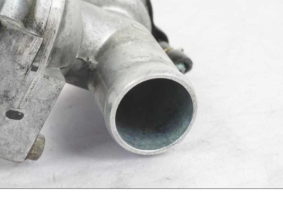 Snett nerifrån på Vattentermostathus från en Honda CBR 1000 F -1999 motorcykel.