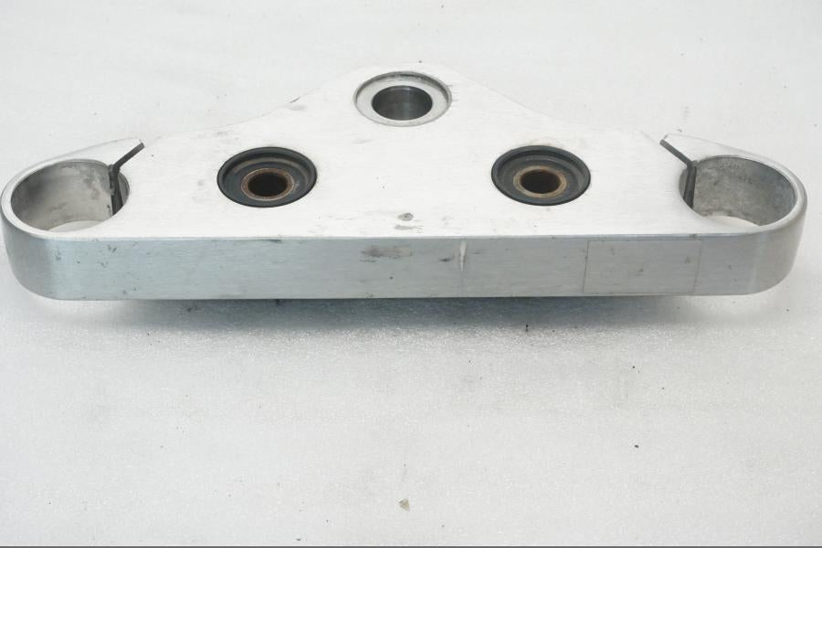 Framsidan på Gaffelkrona från en Yamaha XVS 650 -2000 motorcykel.