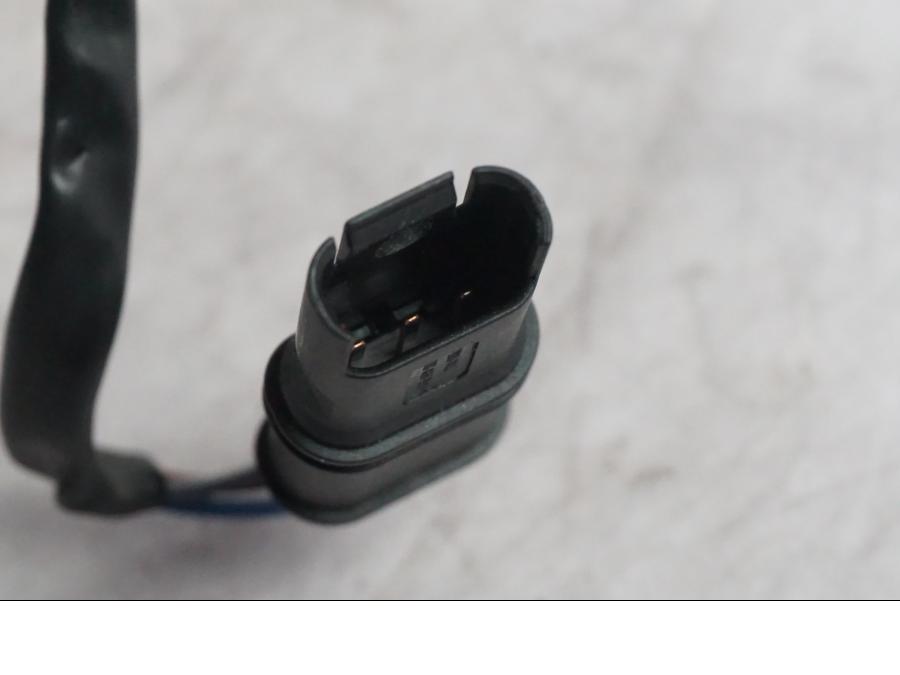 Snett nerifrån på Bromsljuskontakt från en Ducati Multistrada V4 -2024 motorcykel.